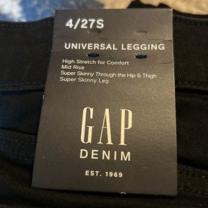 Gap 4/27 short super stretch universal legging. Never worn. Tags still on.